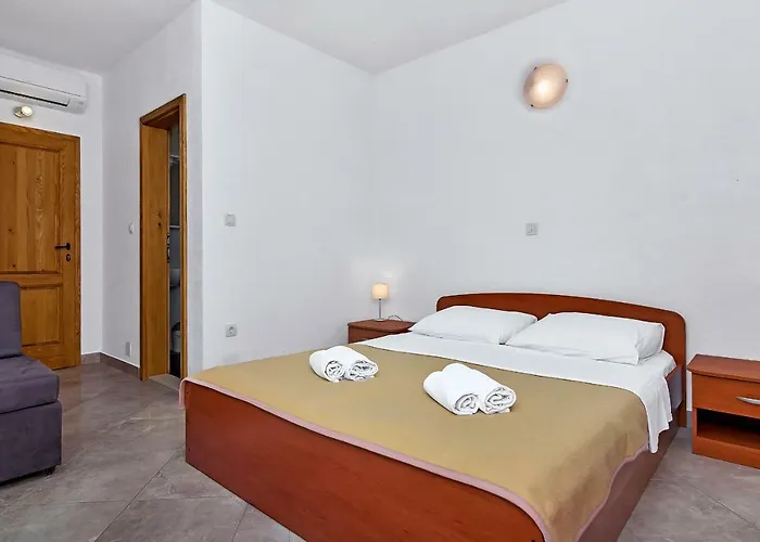 Nikola 3* Zastražišće