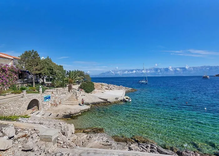 Nikola 3* Zastražišće